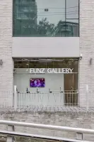 디지털 아트가 빛나는 모던 NFT 갤러리 외관